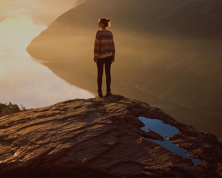 girl-stading-on-mountain